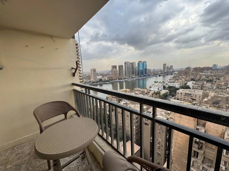 Fenster der Wohnung mit Blick auf den Nil in Kairo