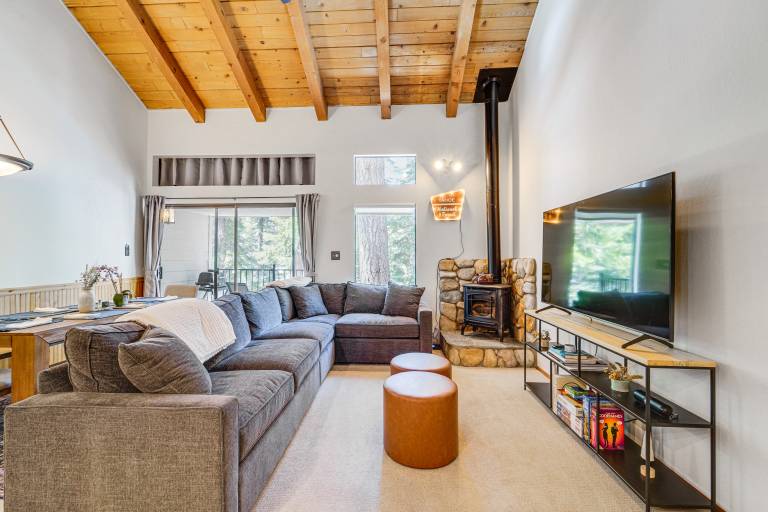 Steps to Lake: Scenic Carnelian Bay Retreat — photo 3