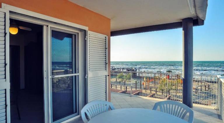 Charming serviced apartment with pool, yard & patio | Close to the beach | Pets allowed — photo 5