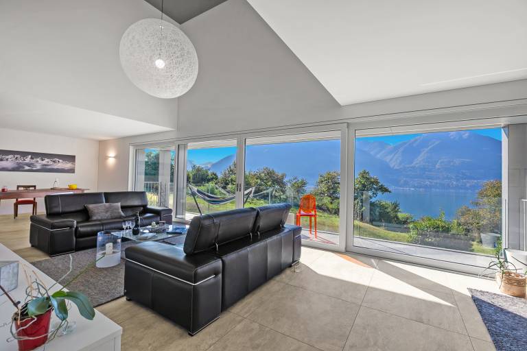 Family-friendly charming villa with jacuzzi, patio & yard | Mountain view | Pet-friendly in Ascona