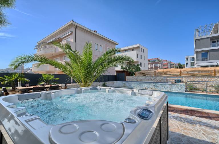 Penthouse Liberty Living with Pool — photo 4