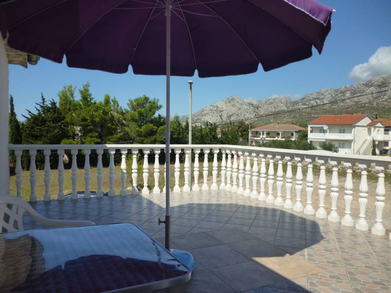 Nice apartment with grill | Garden view | Next to the beach | Pets allowed in Starigrad