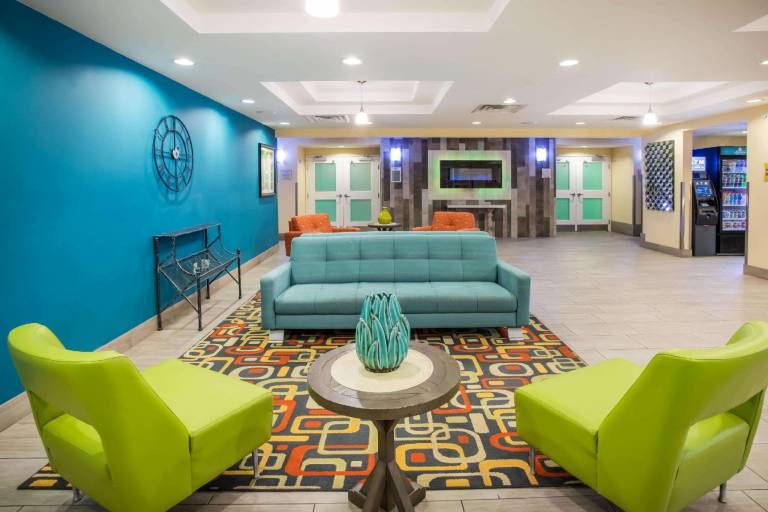 La Quinta Inn & Suites by Wyndham Rochester Mayo Clinic S — photo 2
