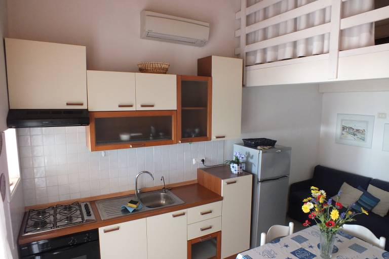 Family-friendly charming rental apartment with patio, yard & BBQ | Sea view | Close to the beach | Pets are welcome — photo 5