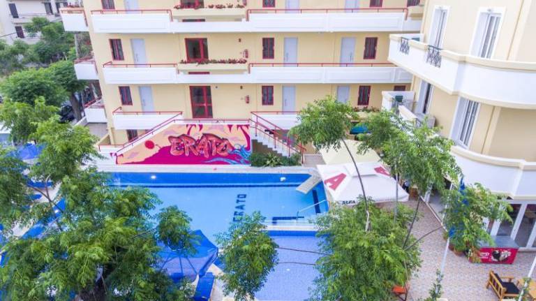 Serviced apartment with patio, pool & garden | Perfect for remote work — photo 4