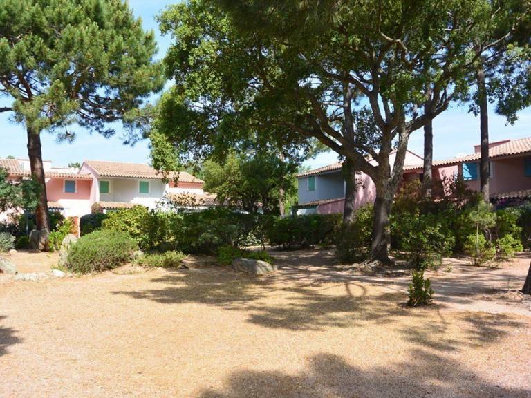 Mini-villa 3 250m from beach, 2 bedrooms, air conditioning, private parking in Sartene