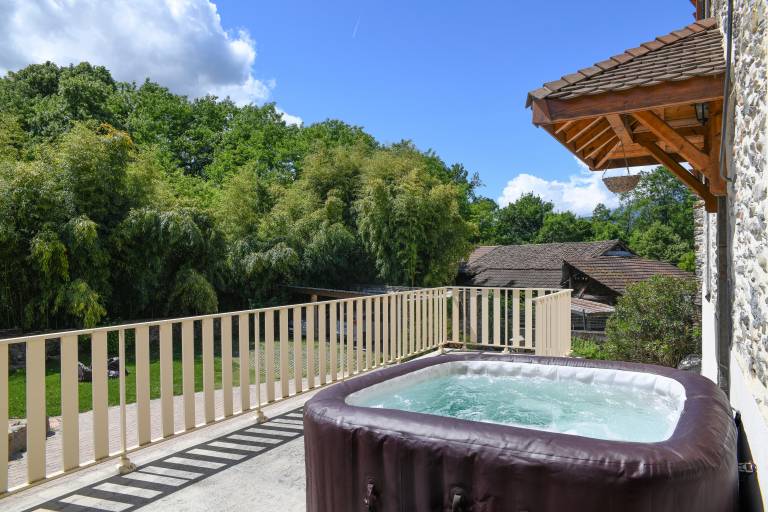 Child-friendly house with garden, jacuzzi & terrace | Garden view | Dogs allowed in Chambéry