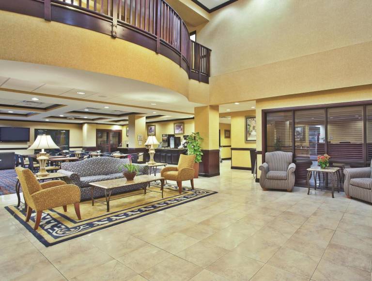 La Quinta Inn & Suites by Wyndham Mt. Laurel - Philadelphia — photo 2