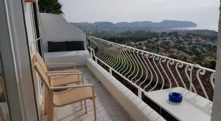 House with pool — photo 4