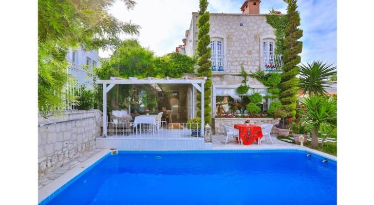Villa with pool — photo 5