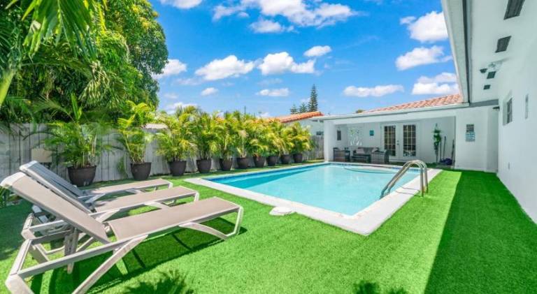 Vacation home with pool — photo 4