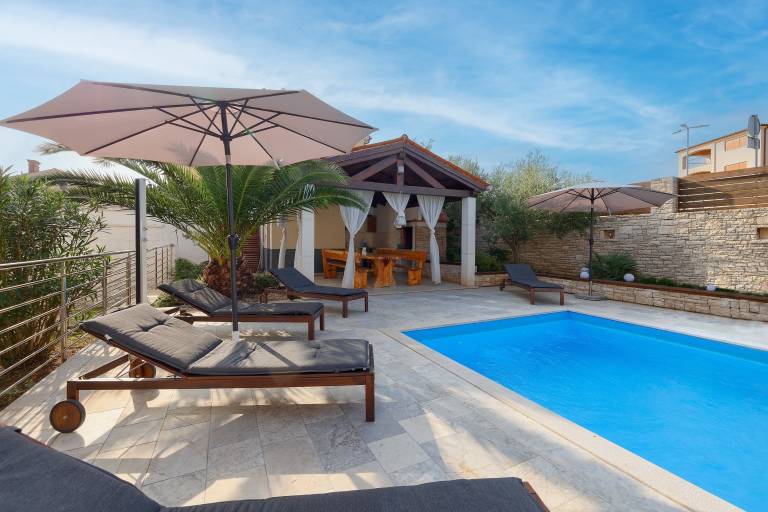 Villa with terrace, heated pool & grill | Sea view — photo 4