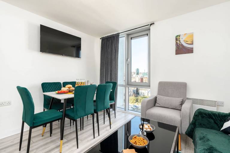 Sleep 5 Gated Parking 20 OFF 2BED 2BATH — photo 2