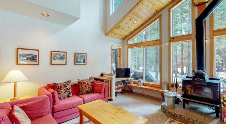 Vacation home with hot tub & pool | Perfect for remote work | Pets allowed in Truckee, CA