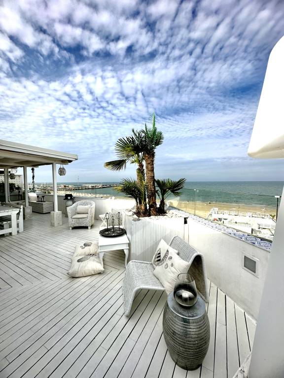Rental apartment with barbeque & patio | Beach view — photo 3