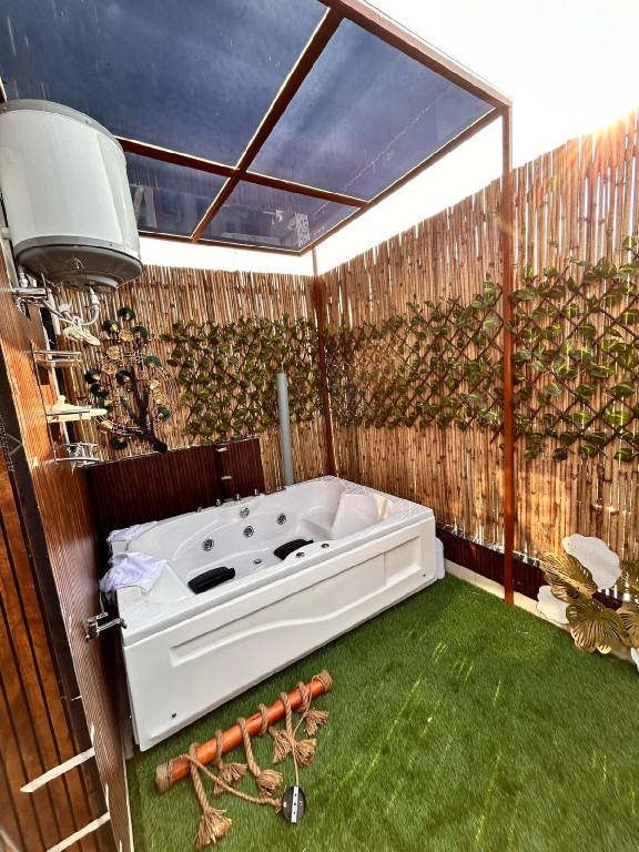 Vacation home with hot tub & pool — photo 5