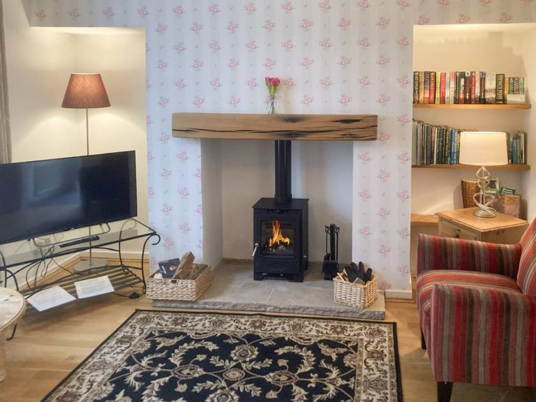 Family-friendly cottage with patio & garden | Pets are welcome — photo 2