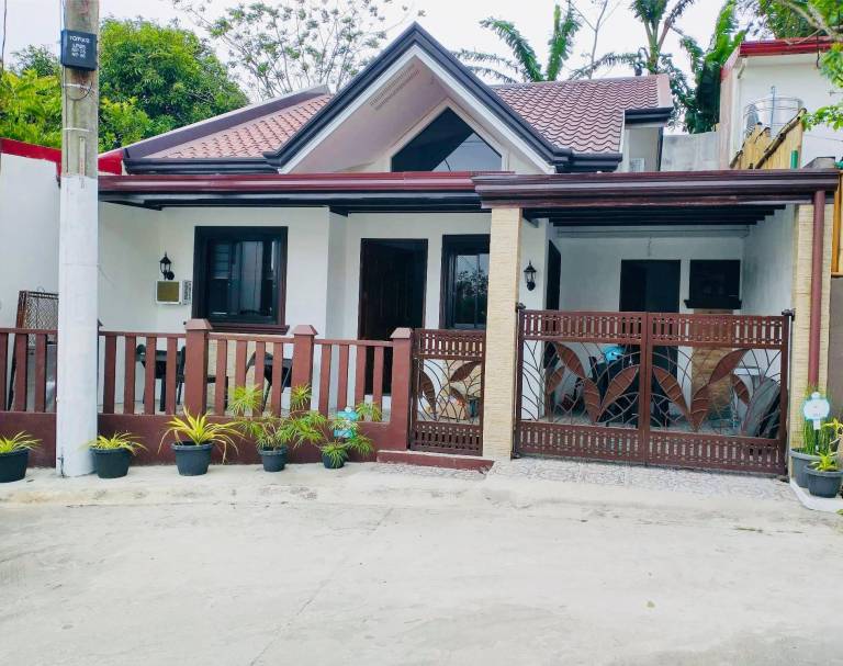 Vacation home with terrace | Good for workation | Pet-friendly in Tagaytay