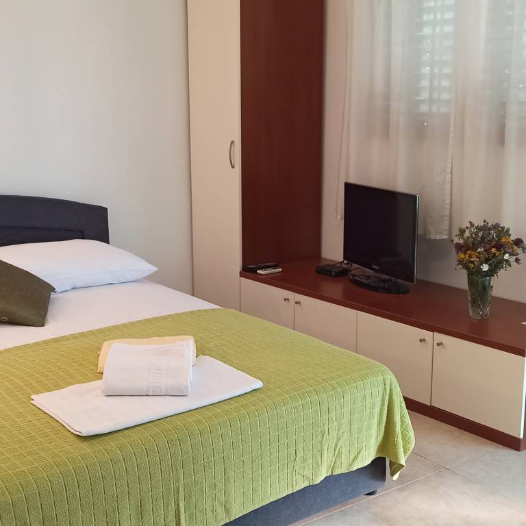 Studioapartment in Tribunj mit Terrasse, Klimaanlage, W-LAN, Waschmaschine (5040-2) — photo 2