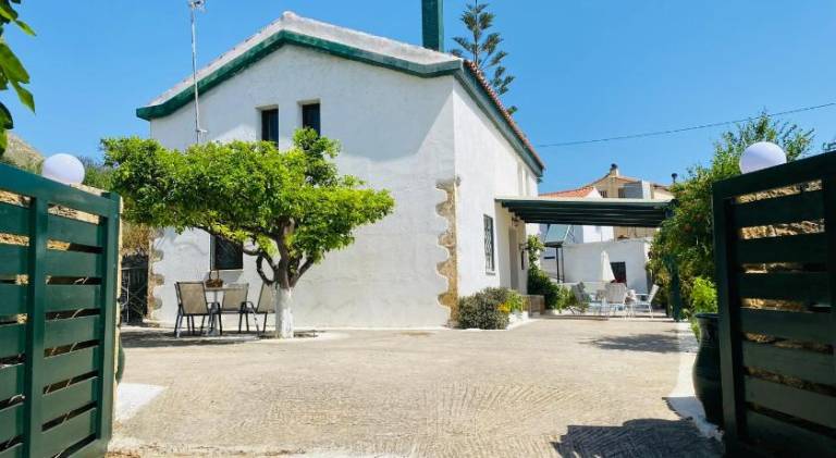 House with yard in Platanias