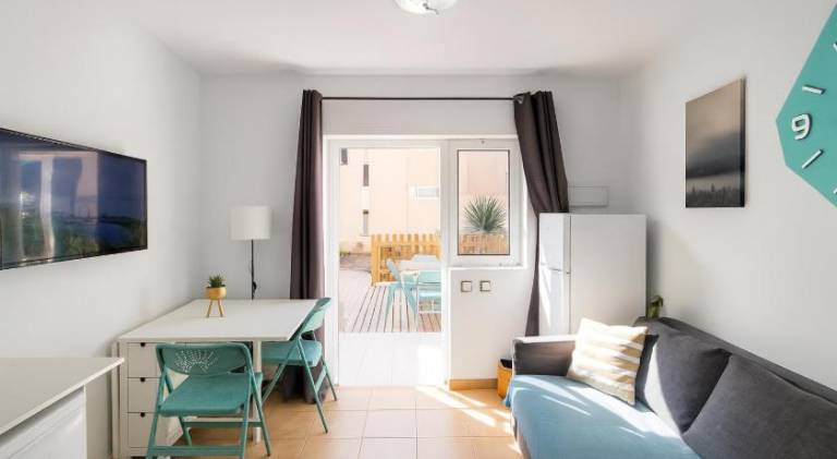 Holiday apartment with yard & pool — photo 2