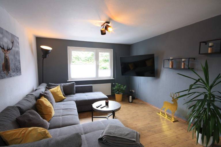 Fully equipped spacious vacation home with grill, yard & patio | Dogs allowed — photo 2