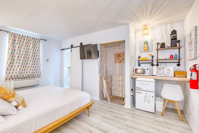 Pineapple Shores Retro Inn Unit 10