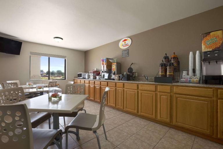 Super 8 by Wyndham Fremont NE — photo 3