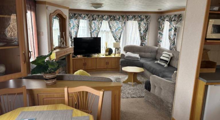 Hilltop Hideaway 2 Bed Caravan with Panoramic Town Scenery in Aberystwyth Holiday Village F8 — photo 2