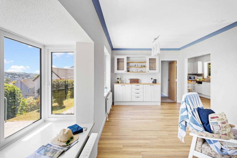 Cottage with yard & patio | Water view — photo 4