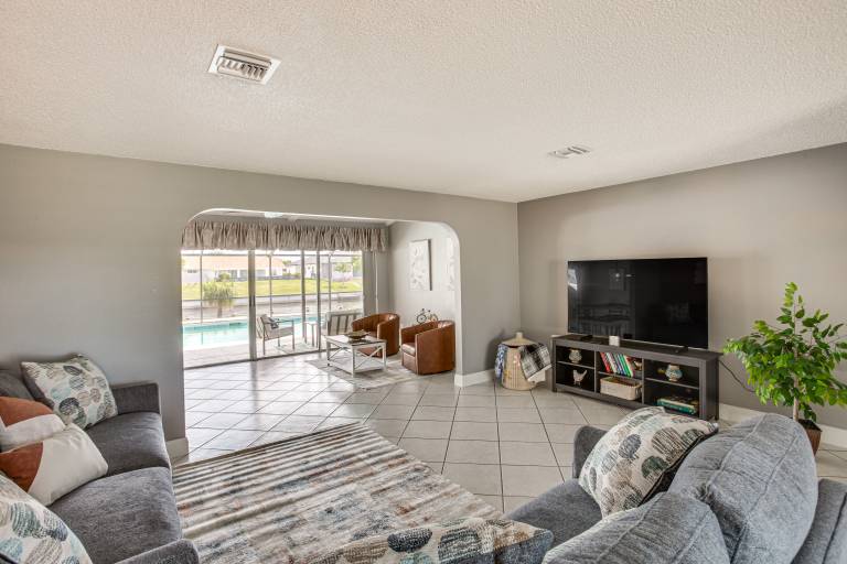 Heated Pool + Dolphin Viewing! Cape Coral Getaway — photo 5