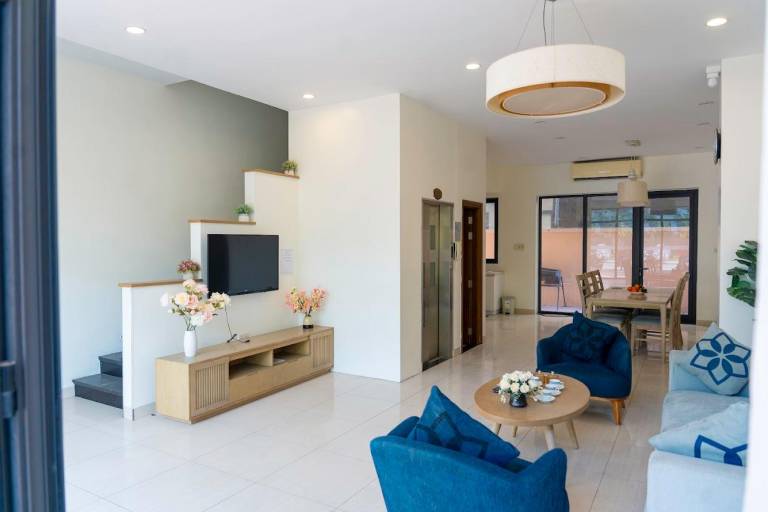 House with pool, grill & garden | Water view | Perfect for remote work | Dogs allowed in Ha Long