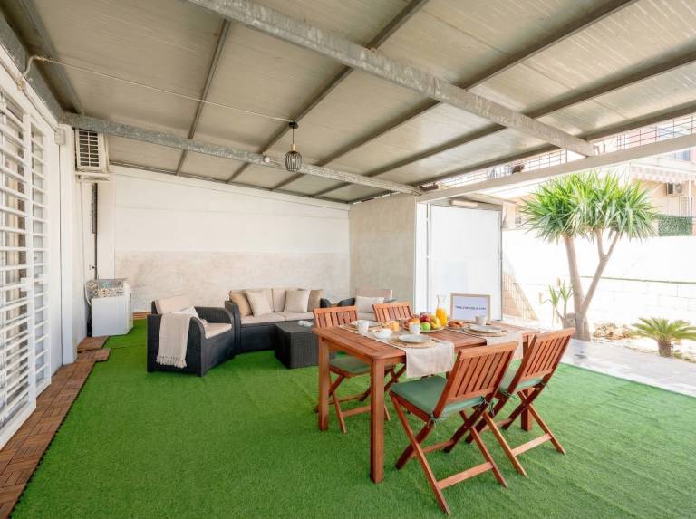 Holiday apartment with yard & patio — photo 3