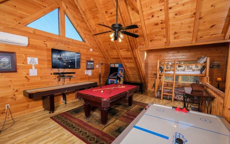 Cabin with jacuzzi, pool & grill | Mountain view — photo 2