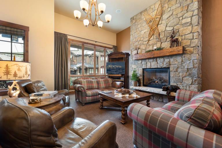 Family-oriented vacation home with barbeque & hot tub | Mountain view | Ski nearby | Perfect for remote work | Pets allowed — photo 2