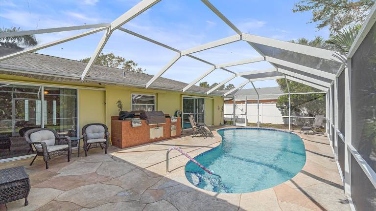 Family-friendly wonderful vacation home with garden, patio & pool | Pets are welcome in Sarasota, FL