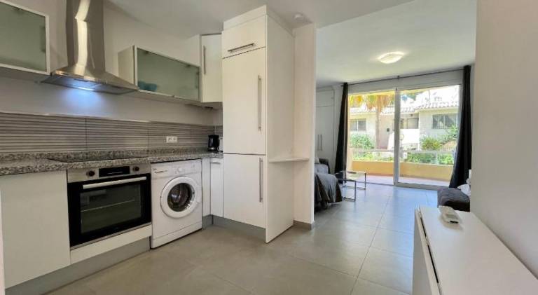 Holiday apartment with terrace, garden & pool — photo 3
