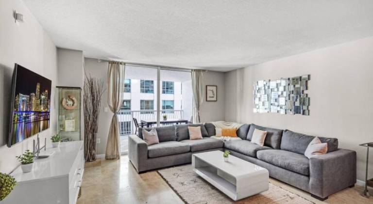 Waterfront and City Lights 1-BR With Free Parking — photo 5