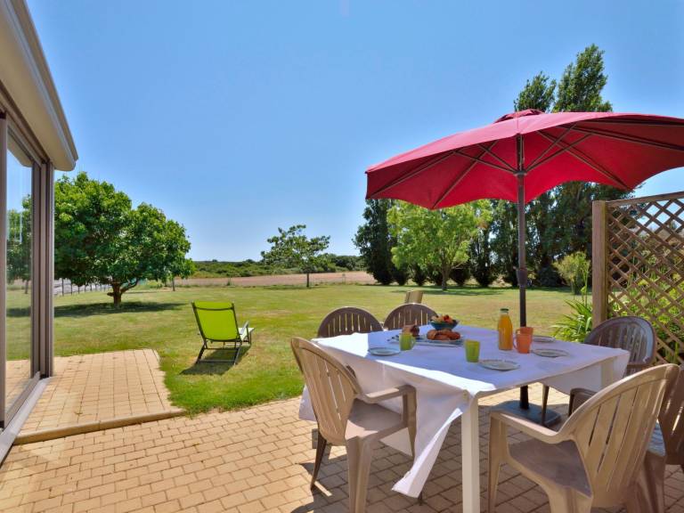 House with barbeque, patio & yard — photo 3