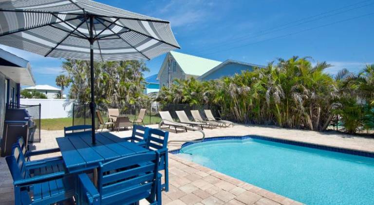 Vacation home with pool — photo 4