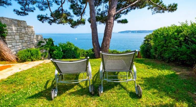 House with barbecue & terrace in Umag