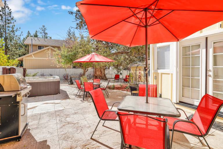 Family-Friendly Hilltop Retreat Pet-Friendly Yard, Gardens, Gazebo, Chef's Kitchen Hot Tub — photo 2