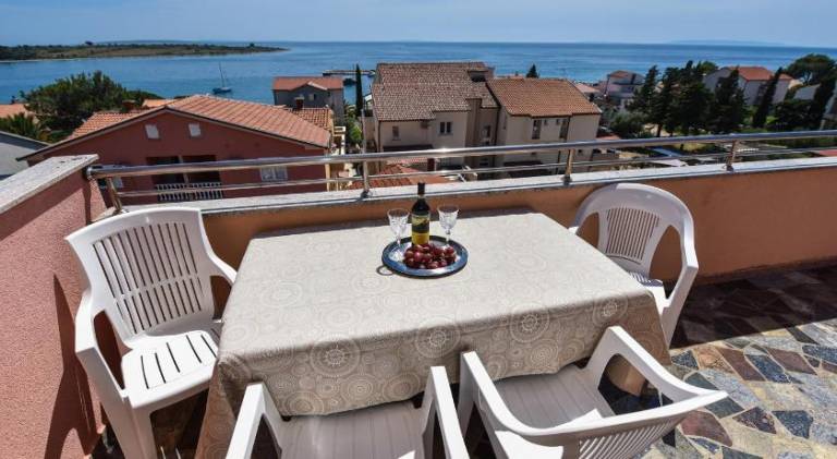 Holiday apartment with patio, yard & pool — photo 3