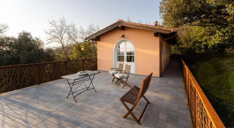 Farm with patio & yard in Montecarlo