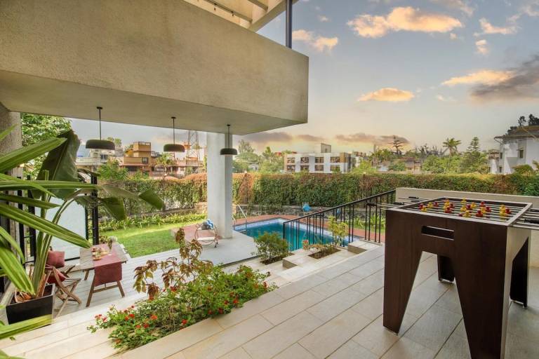 Vacation home with yard & pool in Khandala