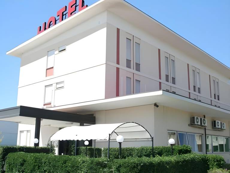 HOTEL IL PARCO - Free Parking & On-Site Dining -3- STAR SUPERIOR COMFORT in Grosseto