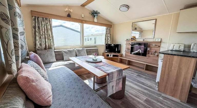 Superb 8 Berth Caravan At California Cliffs, Near Scratby Beach Ref 50006G — photo 2
