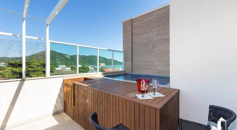 Lovely holiday apartment with pool | Beach nearby | Pet-friendly in Bombinhas
