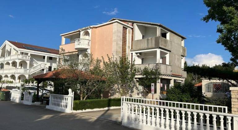 Holiday apartment with barbecue, hot tub & garden in Biograd na Moru