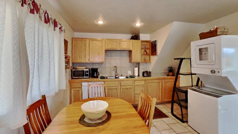 Cozy country-style home, relaxing views off the deck, and dog friendly! — photo 5